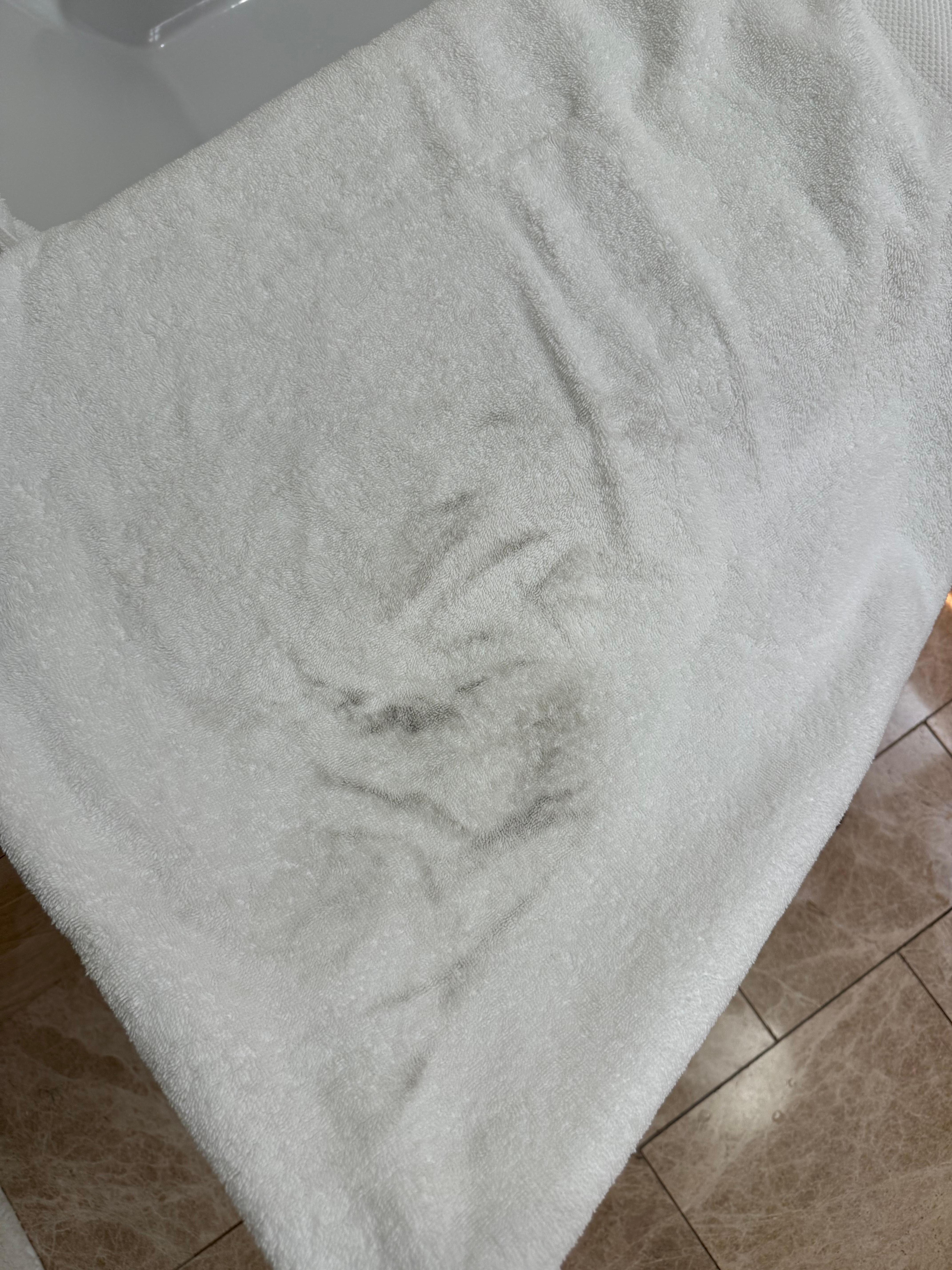 Bath towel is dirty... should not happen in a 4/5 star luxury hotel