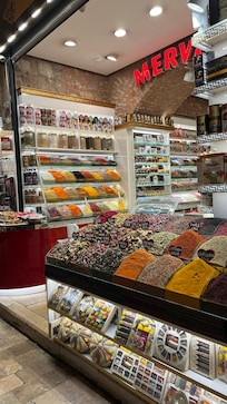 Spice shop at the famous Egyptian market