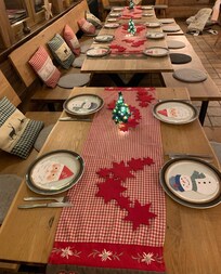 Die lange Tafel ist perfekt für gesellige Abende.