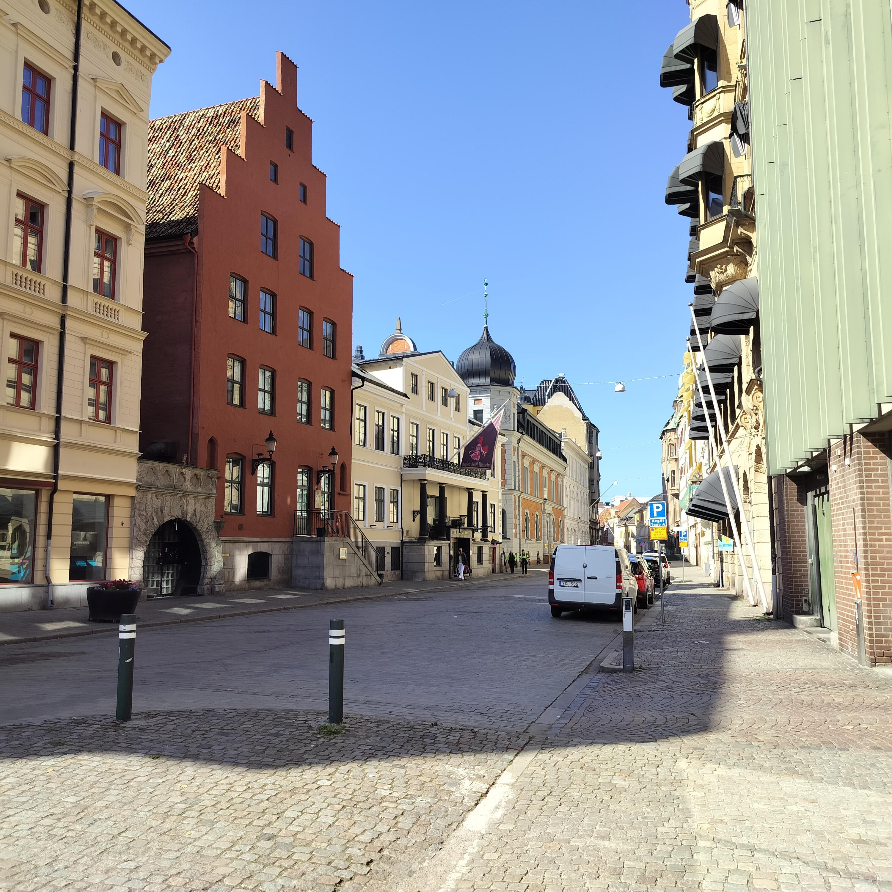 Tunneln är huset efter det röda trapptegelhuset.