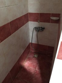 Doccia con muffa ovunque