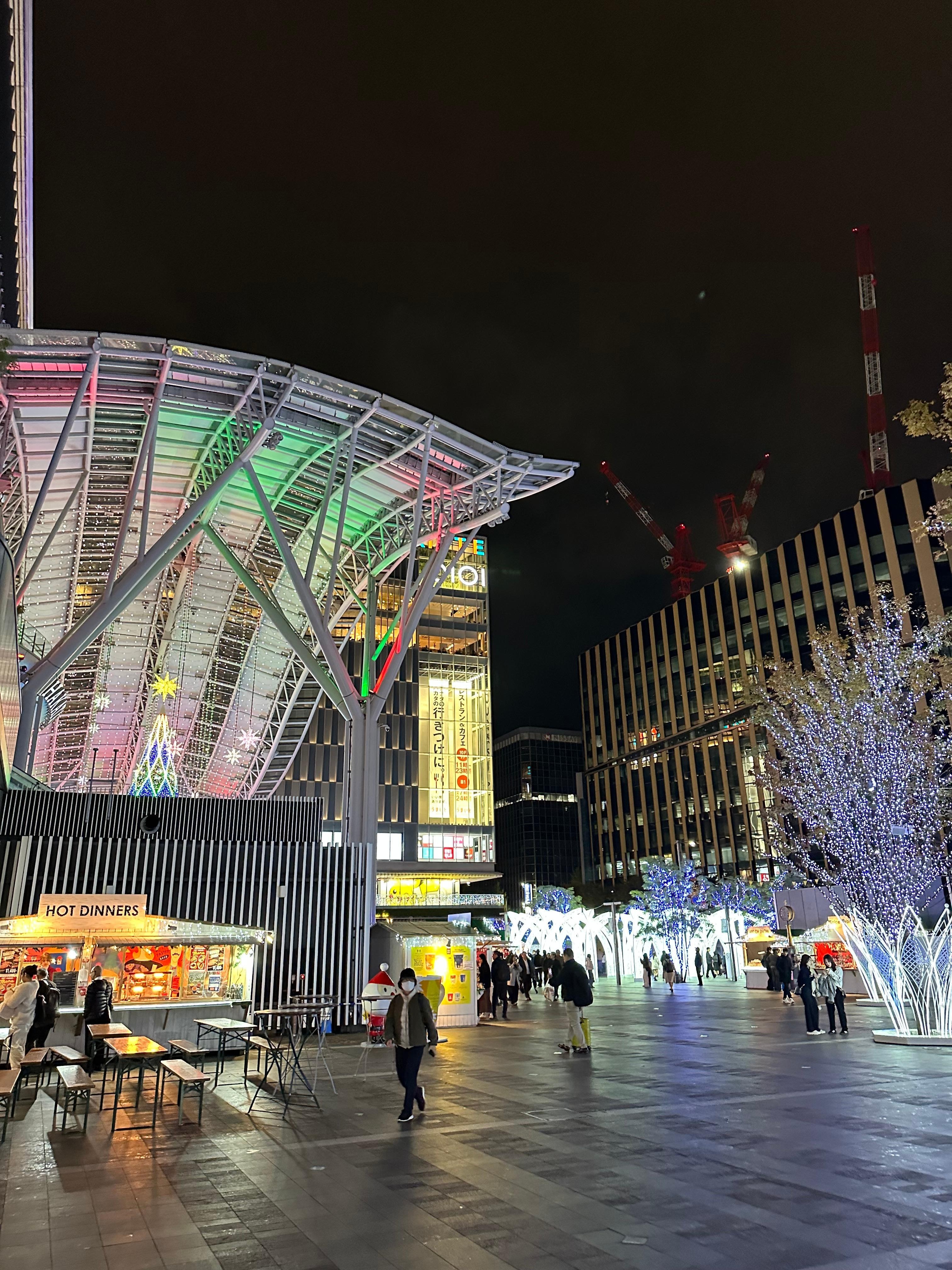 博多駅前広場でクリスマスマーケットが開催。ホットワインやクリスマスに必要な飾りなどが沢山あり楽しい。