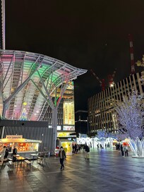 博多駅前広場でクリスマスマーケットが開催。ホットワインやクリスマスに必要な飾りなどが沢山あり楽しい。