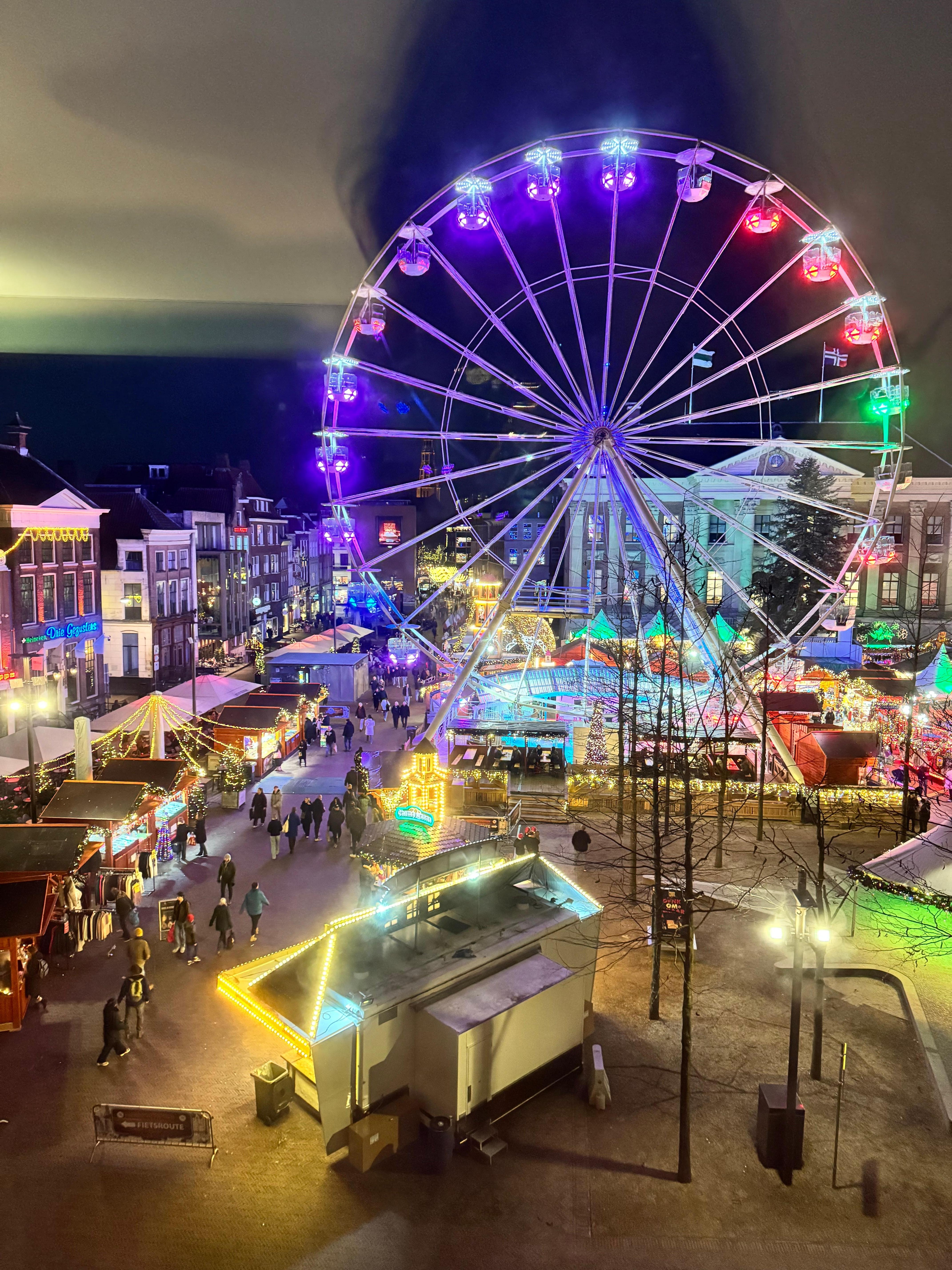 Uitzicht vanuit de kamer met de kerstmarkt 