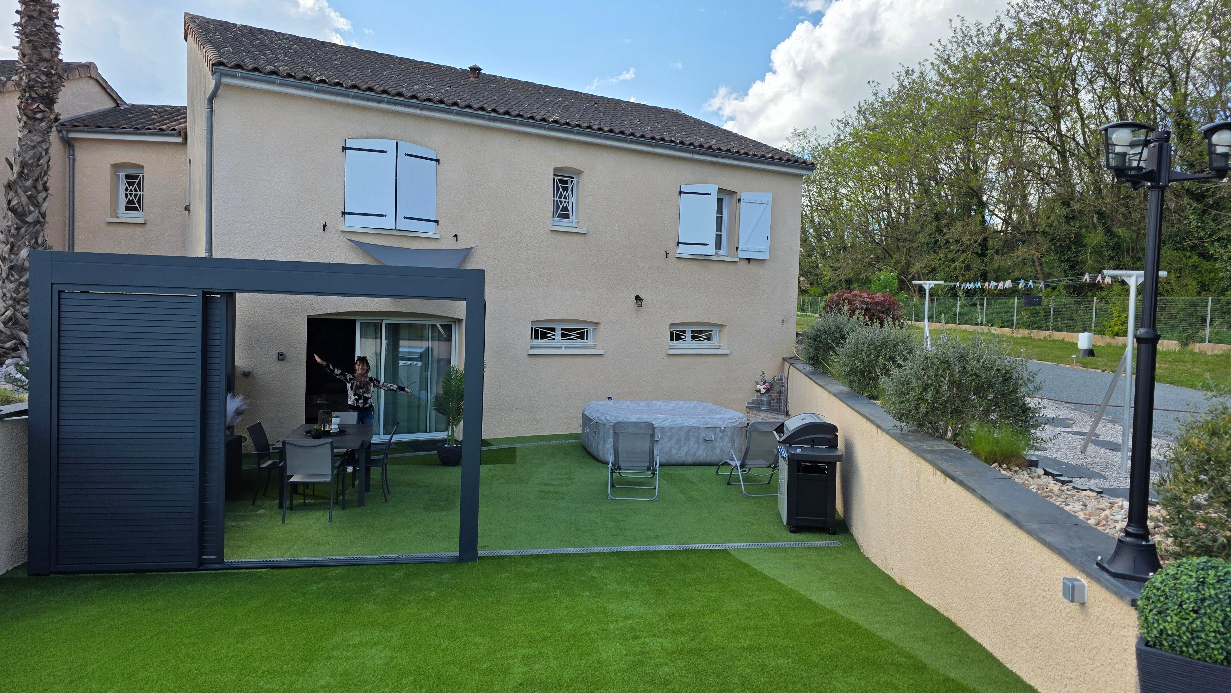 Vue de l'appartement situé au rdc de la maison.