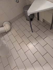 Aus dem rohr hinter wc kam wasser