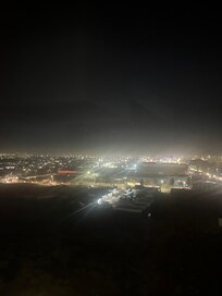 Bonita vista de noche. Por la mañana ves el basurero de al lado