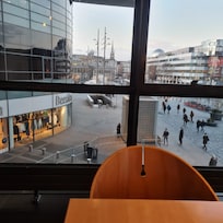 Vista simpática da sala de café da manhã, para o shopping center ao lado e estação de metrô. Tem um Carrefour no shopping center