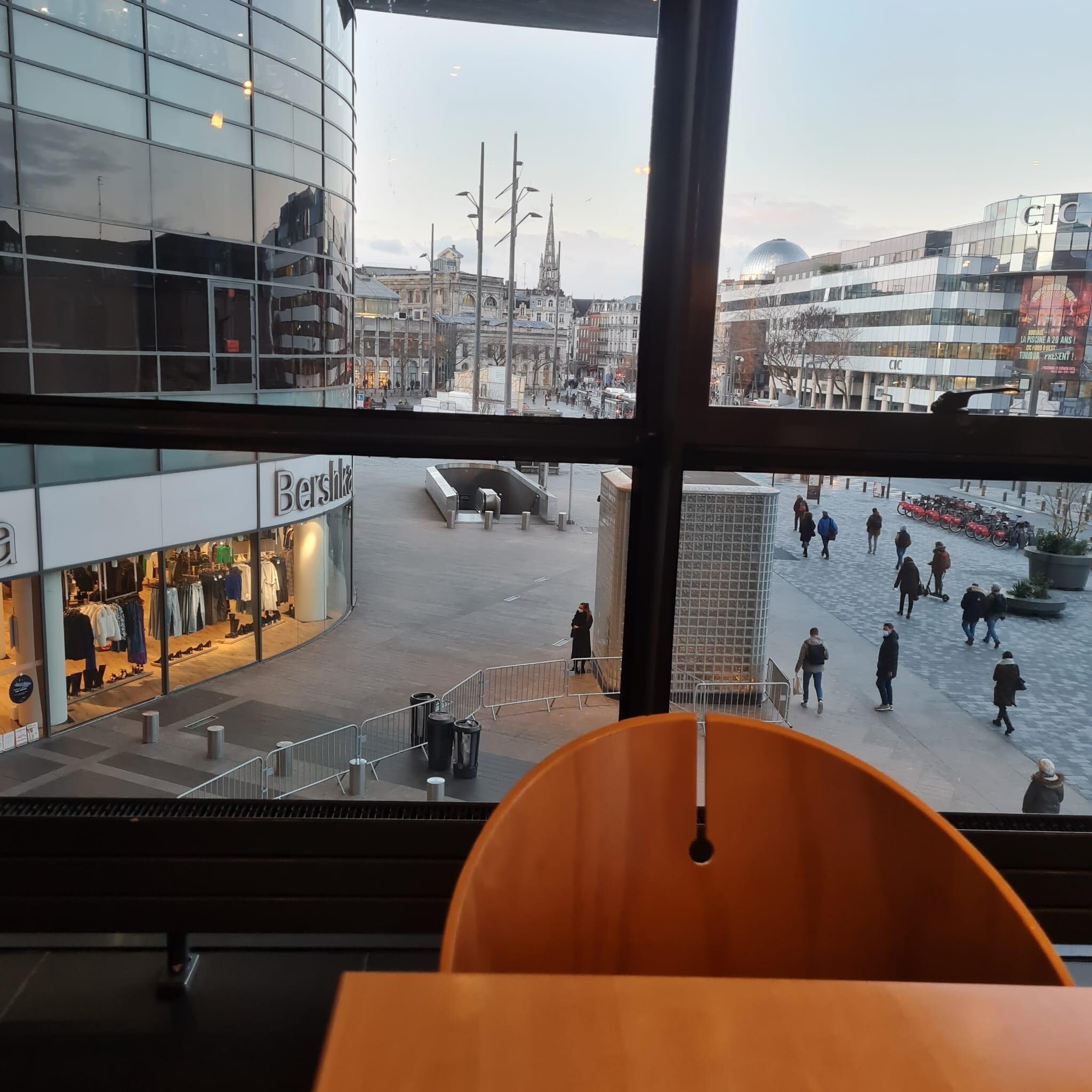 Vista simpática da sala de café da manhã, para o shopping center ao lado e estação de metrô. Tem um Carrefour no shopping center