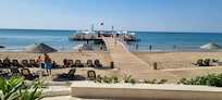 Strand mit Pier und Bar