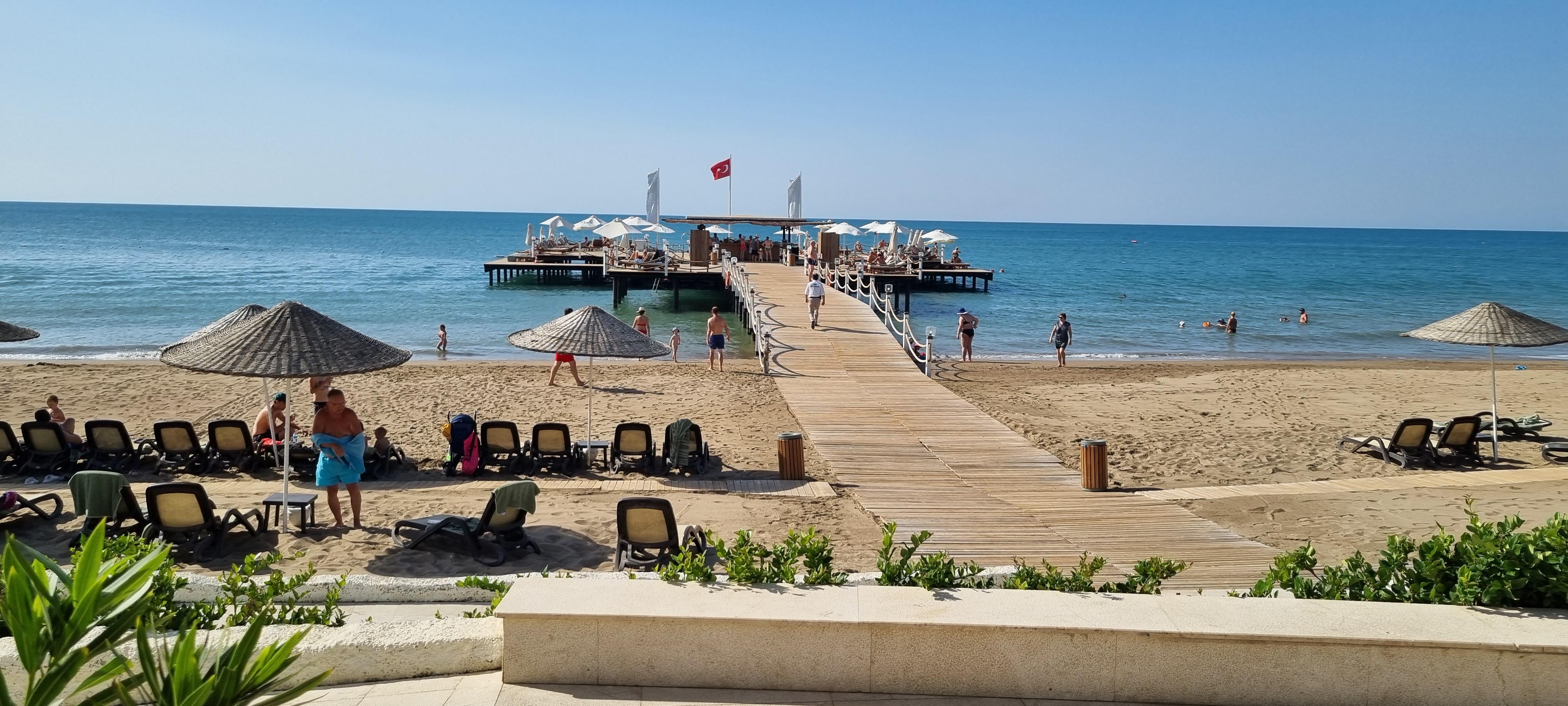 Strand mit Pier und Bar