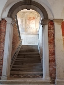 Interno Combo una delle splendide gradinate che salgono ai piani superiori della struttura.