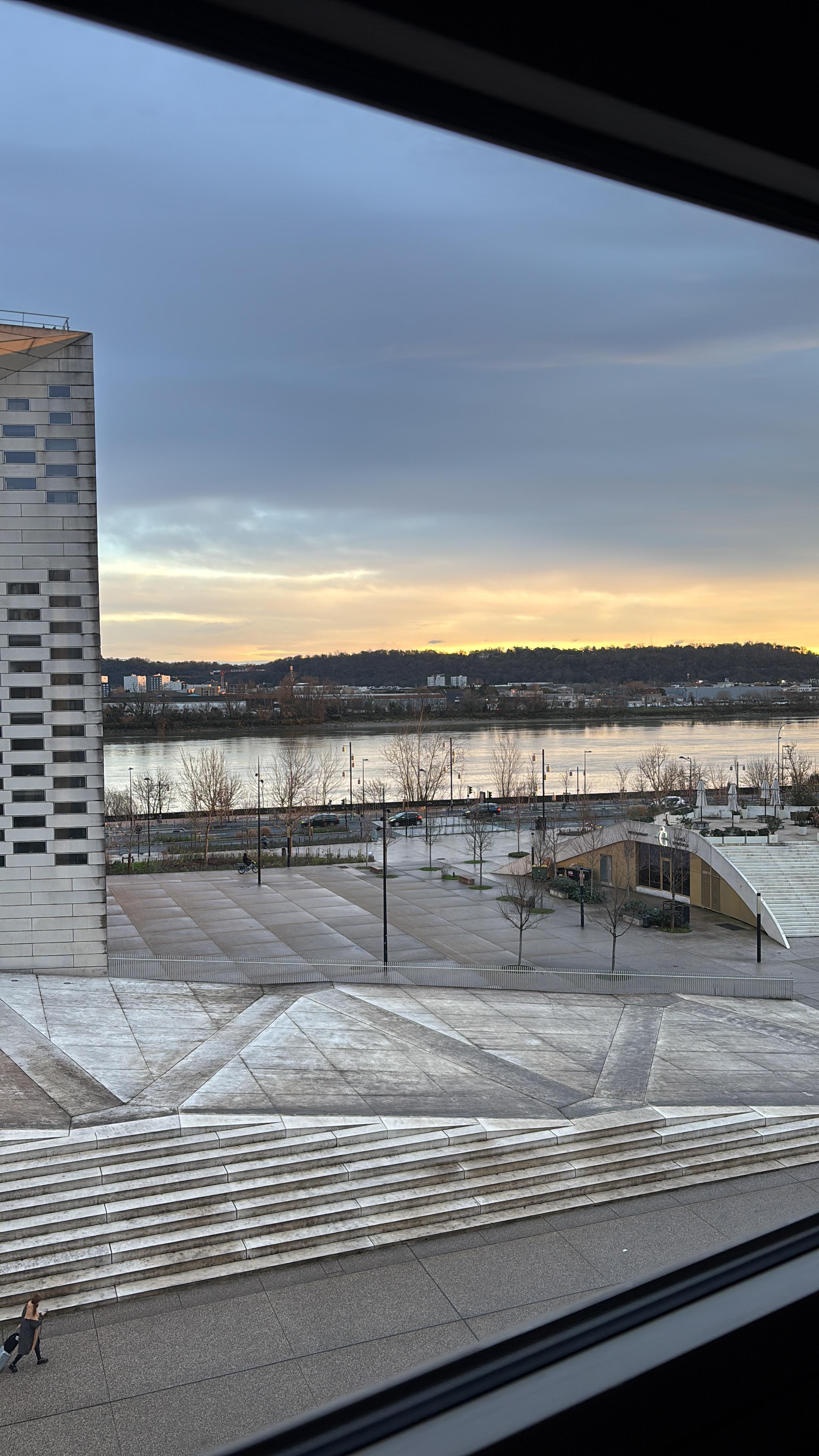 Näkymä superiorhuoneen ikkunasta Garonne-joelle. Vieressä kulttuurikeskus.