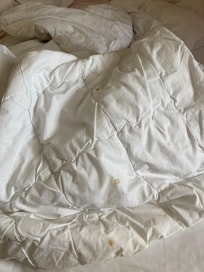 Couettes jaunie et sale