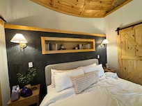 Who doesn’t love a bookshelf above the bed?!