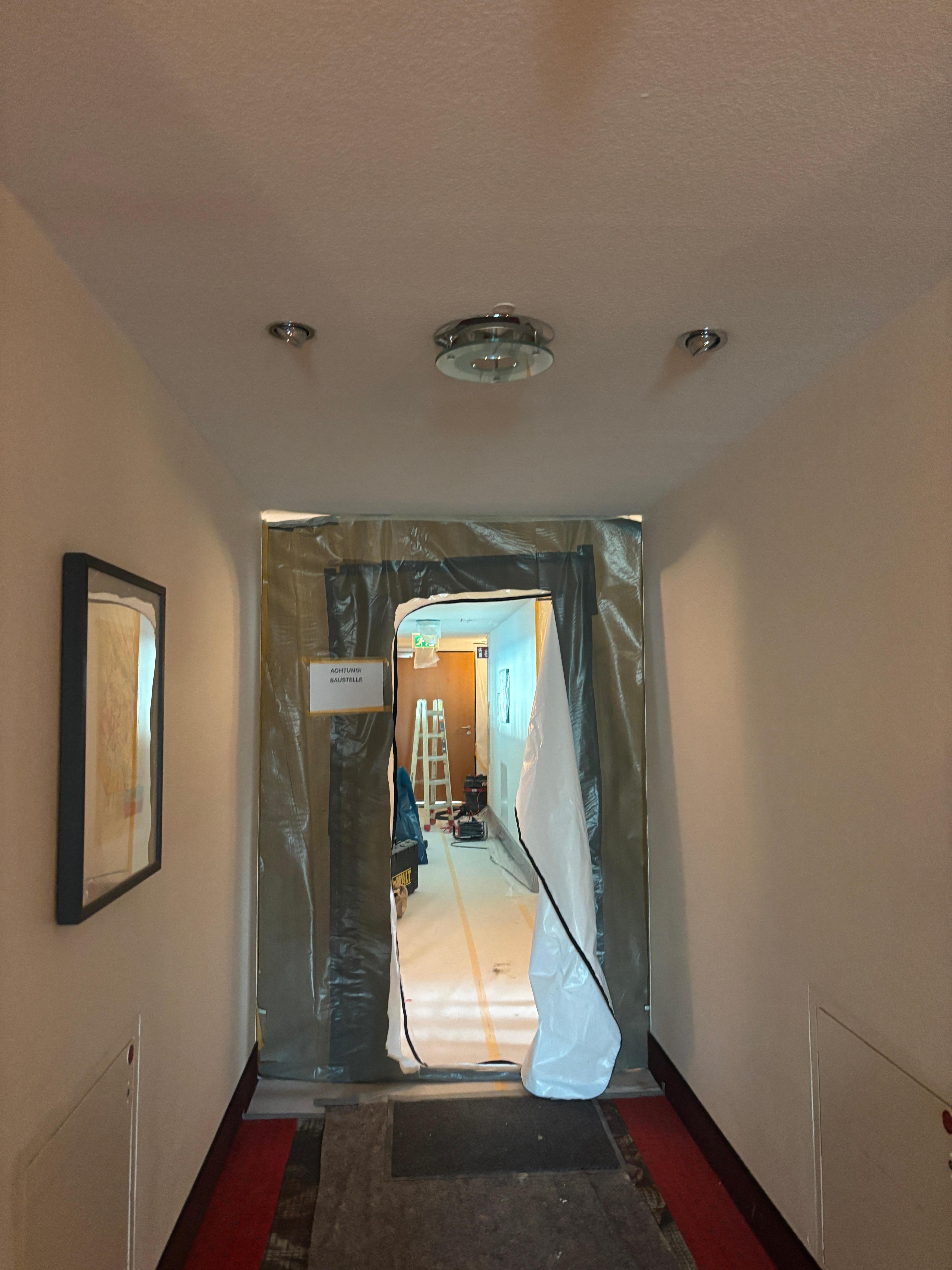 Baustelle im 1. OG neben unserem Zimmer 