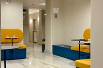 O espaço para café da manhã/espaço para descanso e sentar fica ao longo do espaço entre a recepção e o elevador (para até 3 pessoas)/escadas que dão acesso aos quartos