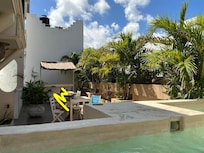 Bel espace extérieur peu utilisé. La chambre 1 a une porte patio donnant directement à cet endroit. En direct de la piscine jacuzzi.