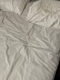 Colchão tem um “vale” de tão usado. Roupa de cama bem surrada.
