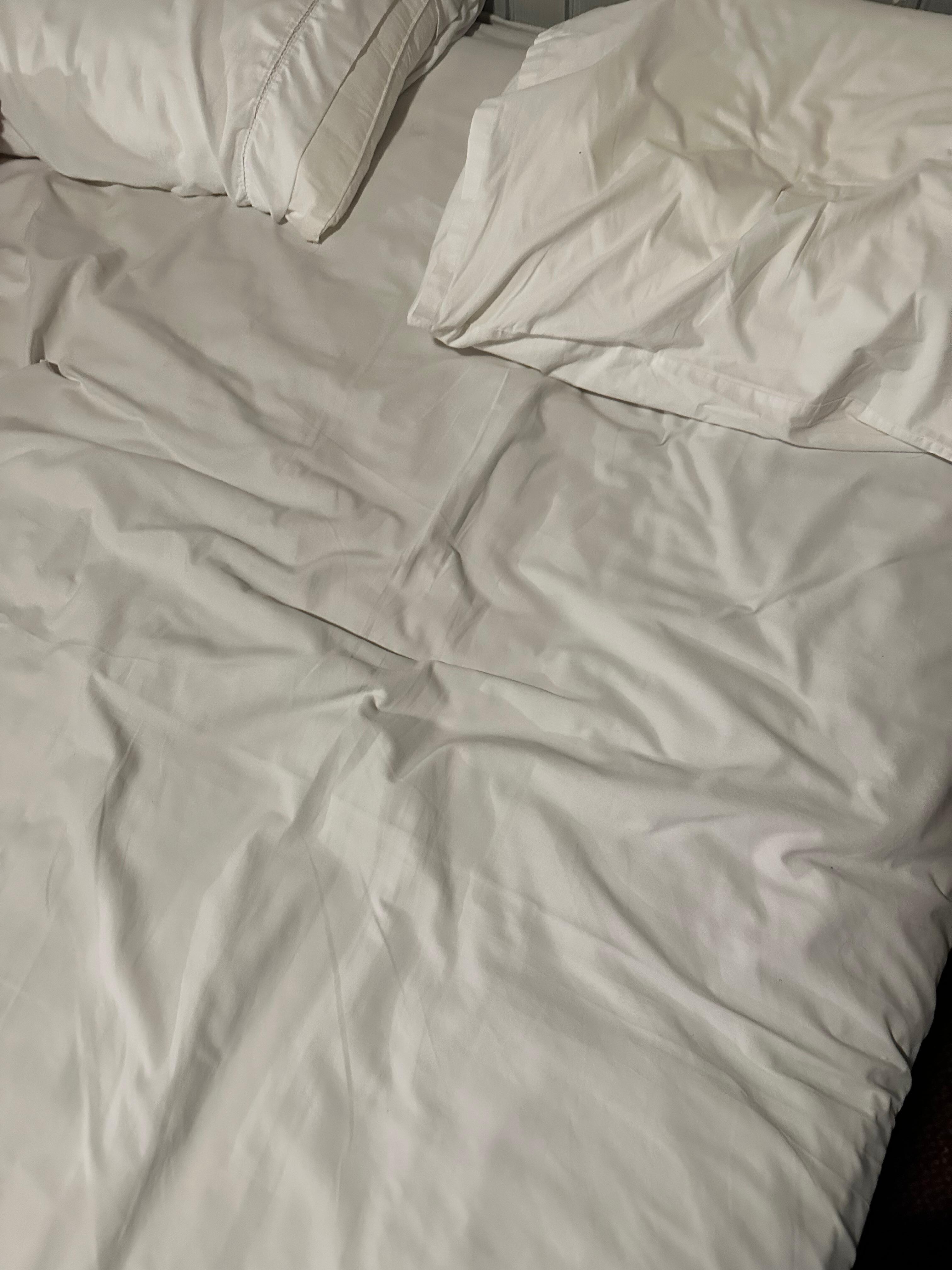 Colchão tem um “vale” de tão usado. Roupa de cama bem surrada.