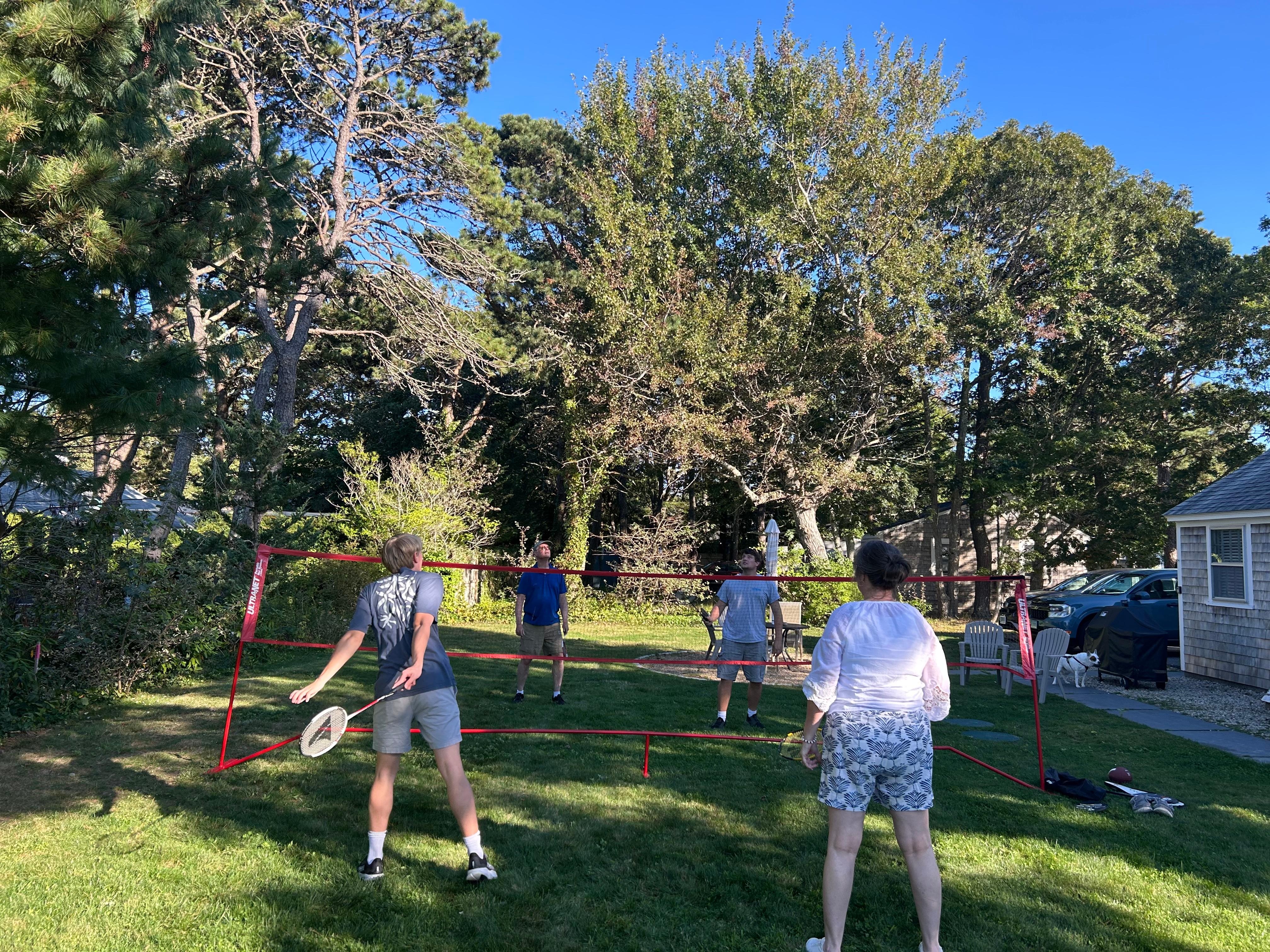 Well kept. Perfect for family badminton and dinners!