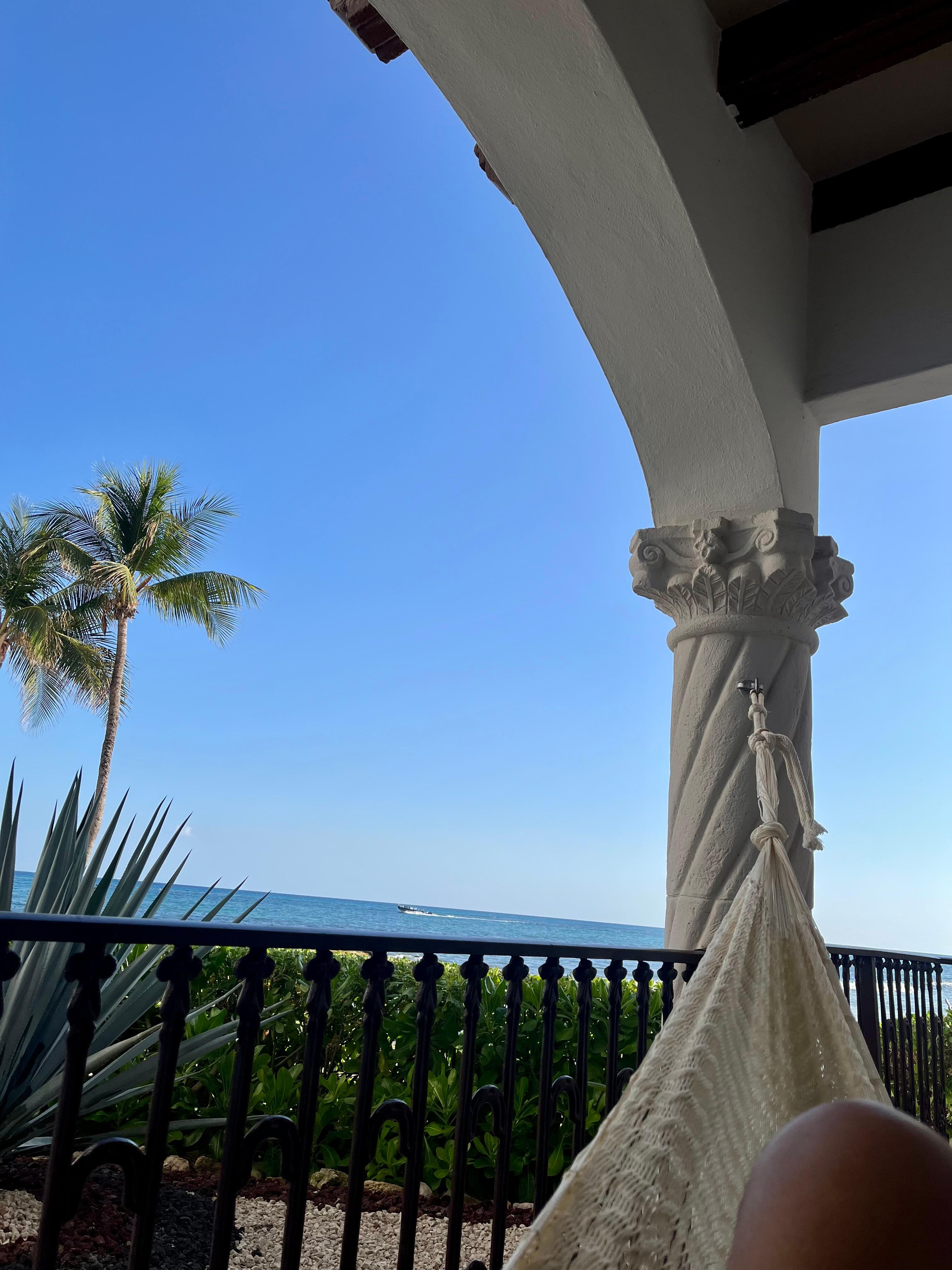 Un petit balcon et la plage est à 1 mètre 😍