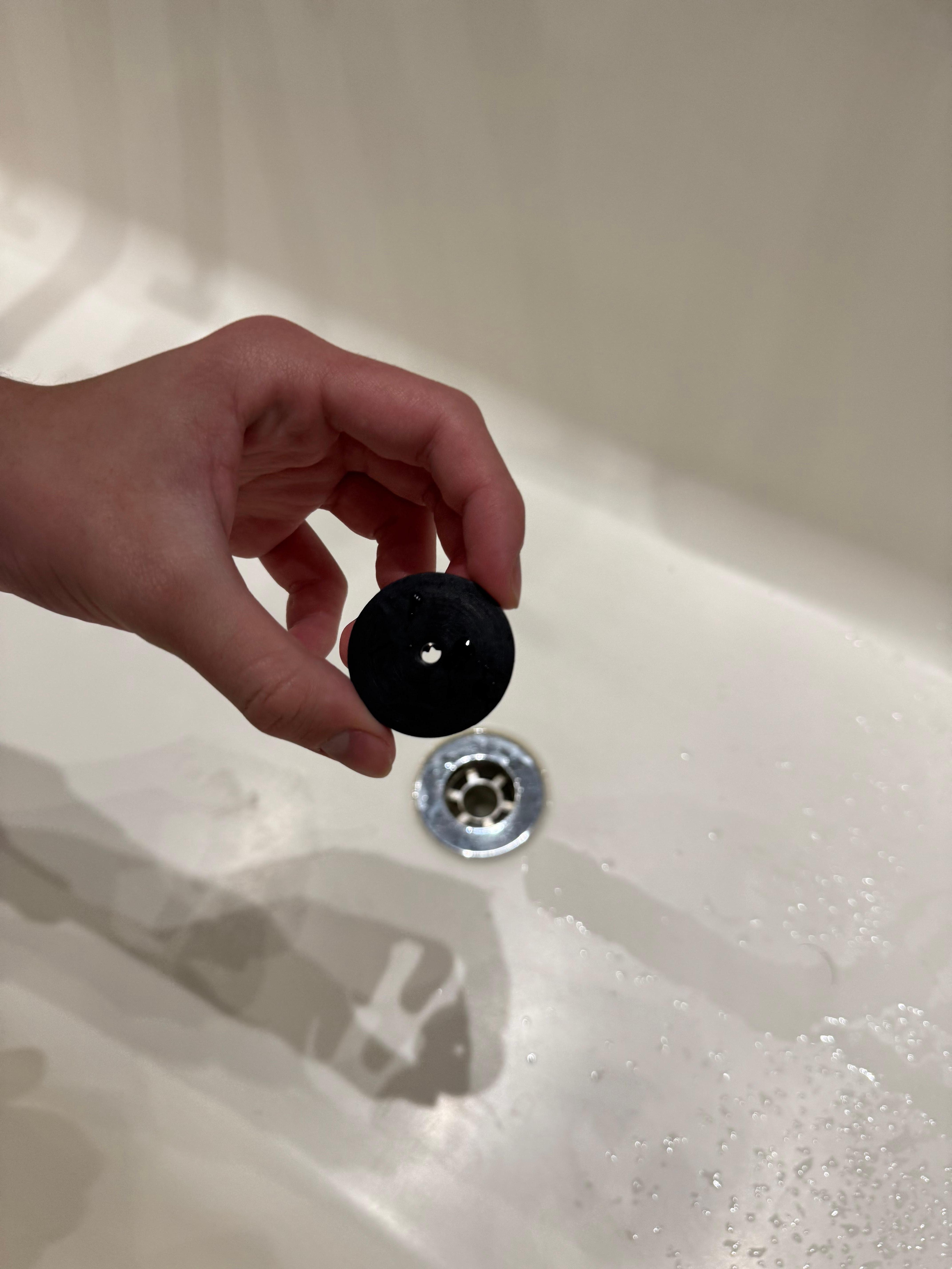 Tampa da banheira deixava sair toda a água 