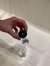 Tampa da banheira deixava sair toda a água