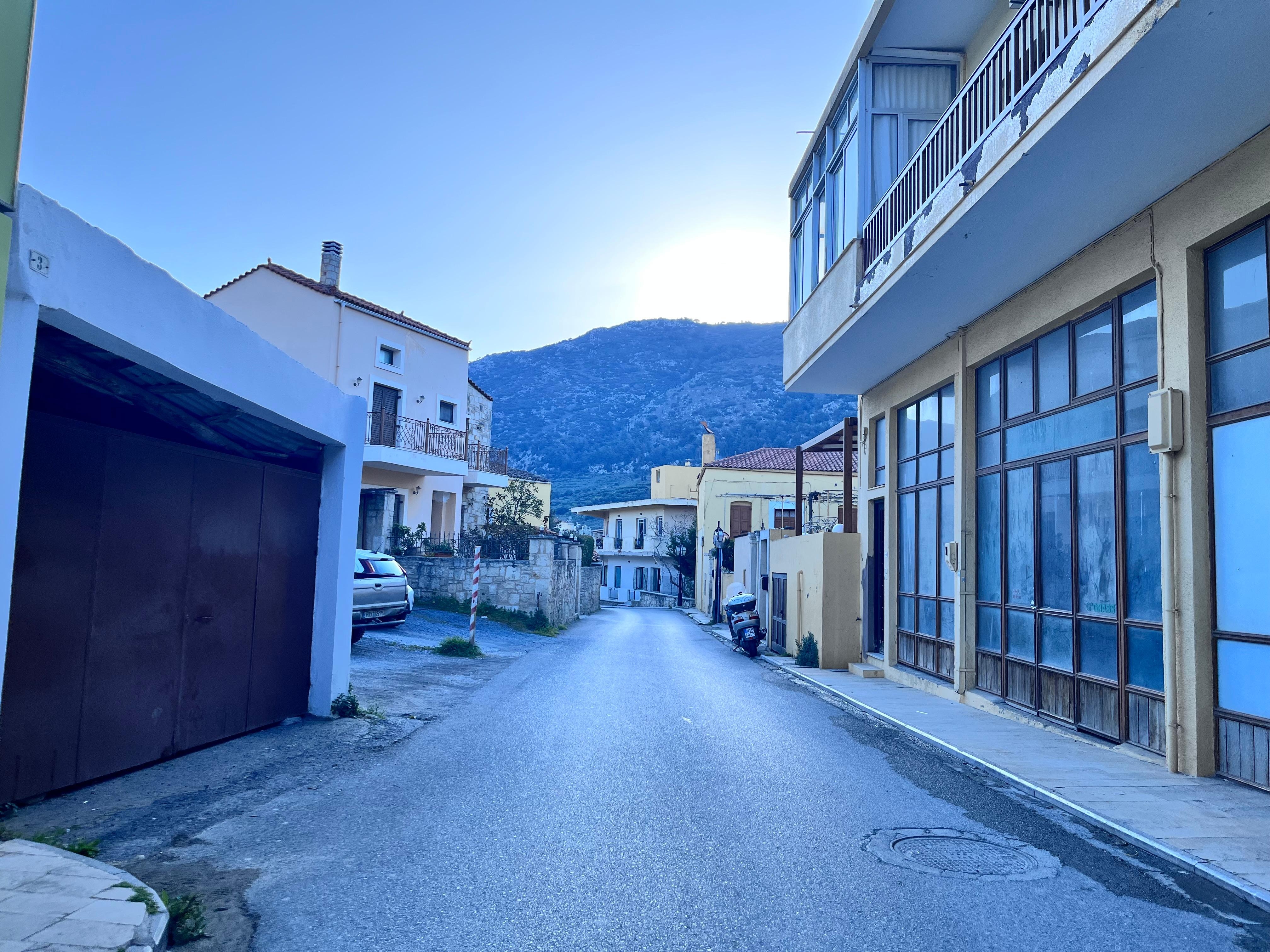 We were about a 5 minute drive from the town where you can walk around, go to shops, winery, restaurants, cafes. Beautiful 