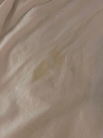 Las
Sábanas de la cama orinadas 😬