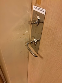 Kaffefläckar på dörrkarm som säkert varit där ett tag.