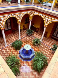 zahlreiche Patios mit vielen Blumen