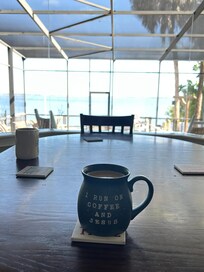 Nice mugs and dish-ware in the kitchen. Dunkin’ Donuts coffee with Keurig brewer at the coffee bar! ☕️