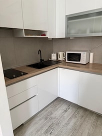 Oppvaskmaskin virket ikke. Koketopp var sprukket opp. Fristet ikke å lage noe eller bruke noe av glass etc.