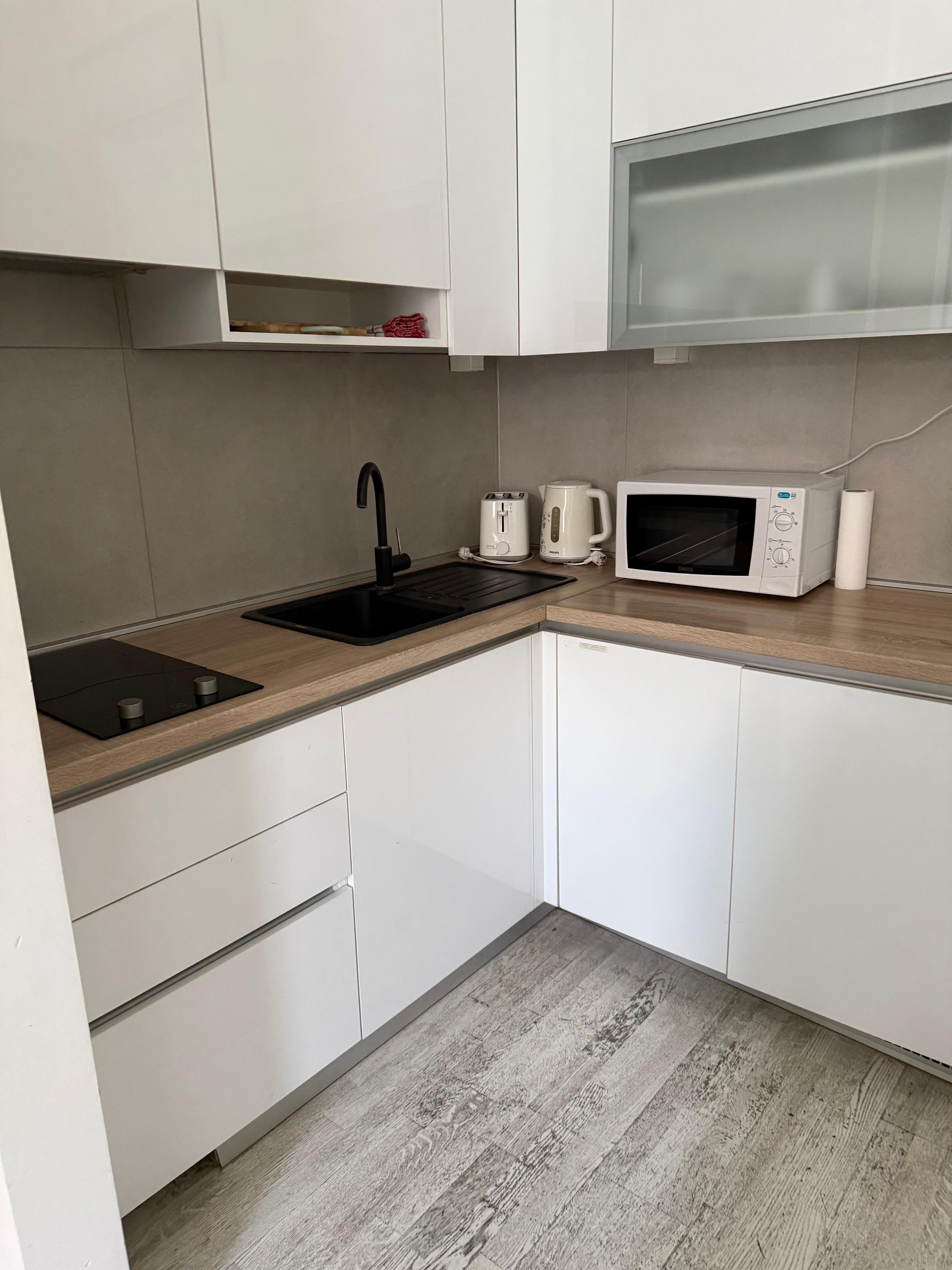 Oppvaskmaskin virket ikke. Koketopp var sprukket opp. Fristet ikke å lage noe eller bruke noe av glass etc.
