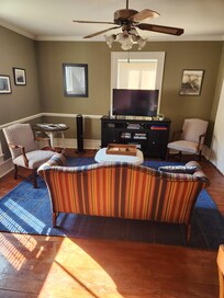 Guest sitting room.