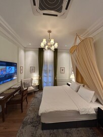 Comfy room with Roman design