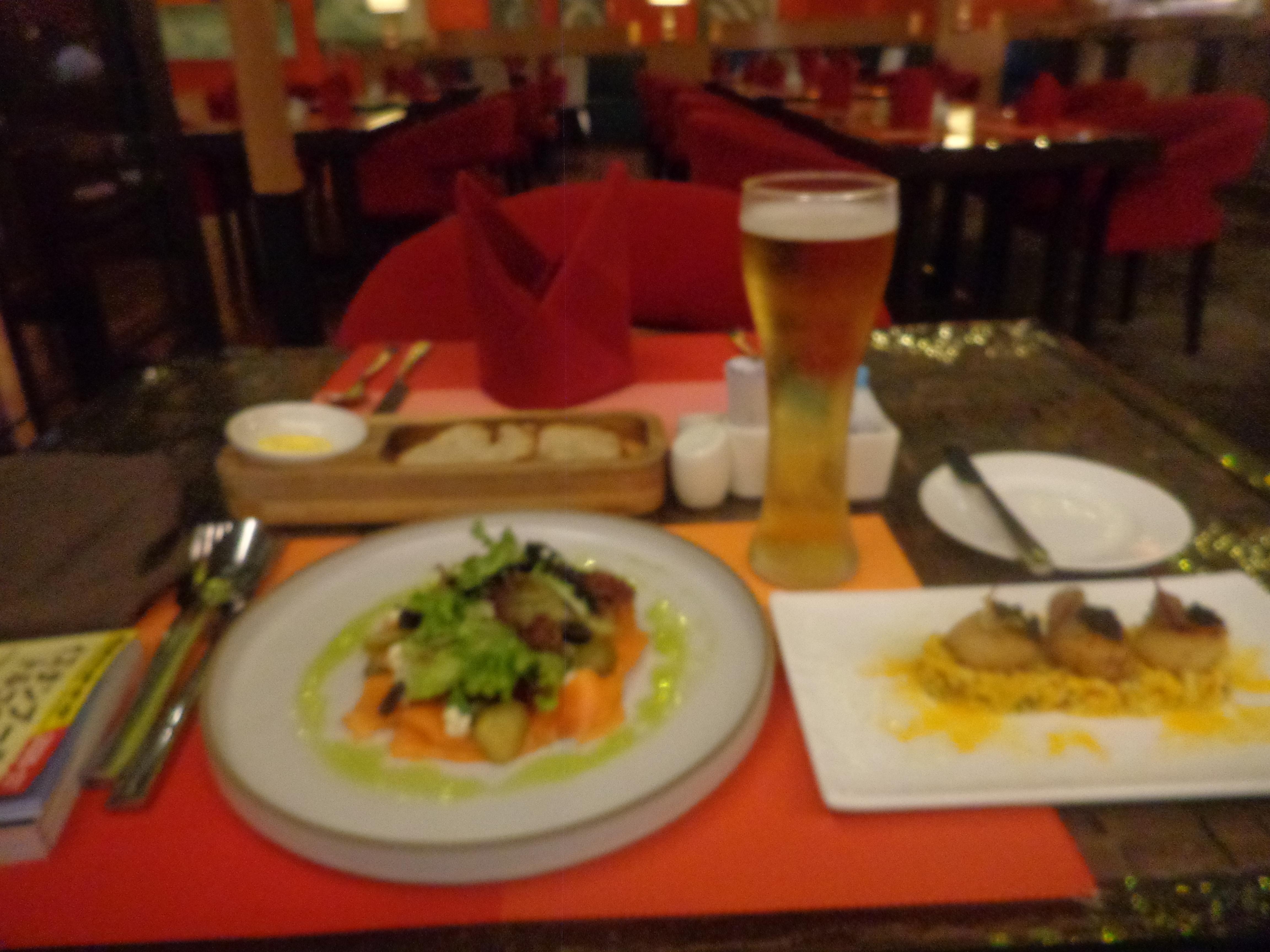 スモークサーモンの🥗：左、と、ホタテの新作です、ほんとおいしいです。。。