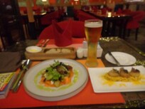 スモークサーモンの🥗:左、と、ホタテの新作です、ほんとおいしいです。。。