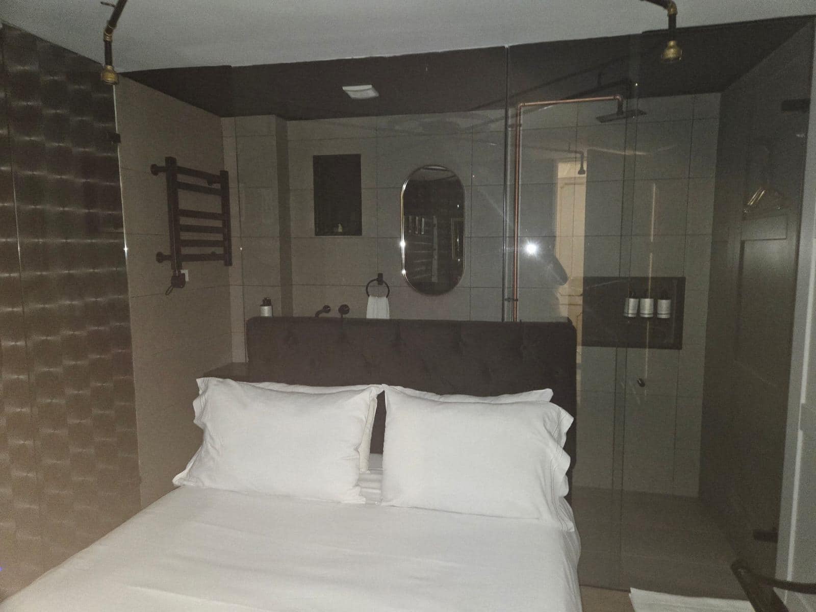 Estas otras fotos, es la caja de cerillas sin ventanas que nos querían meter y que insisto no hay una descripción de que la habitación es sin ventanas.