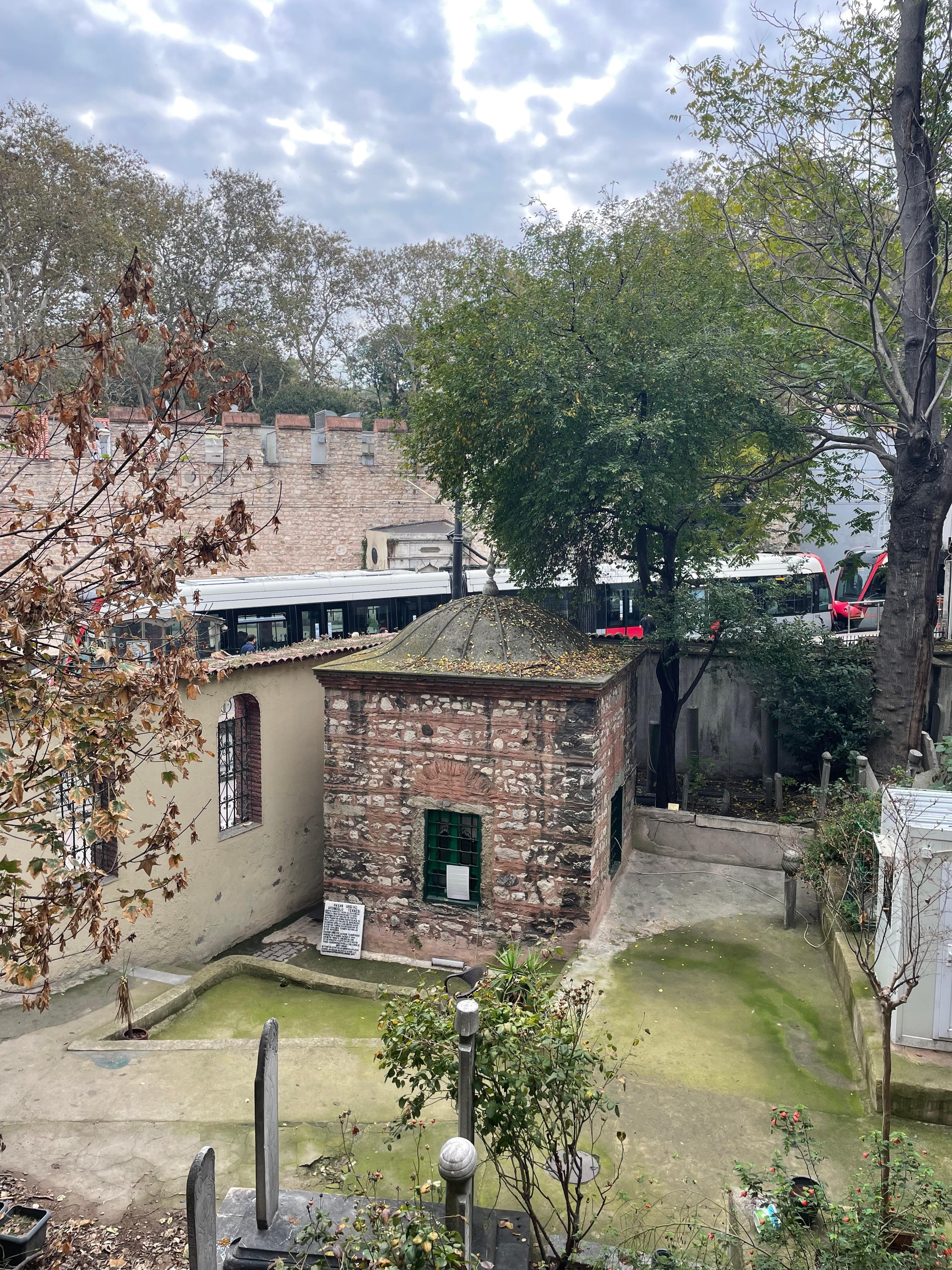 Utsikten drar rommet med trikkeholdeplassen i bakgrunnen