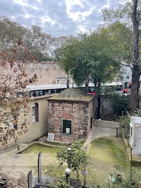 Utsikten drar rommet med trikkeholdeplassen i bakgrunnen