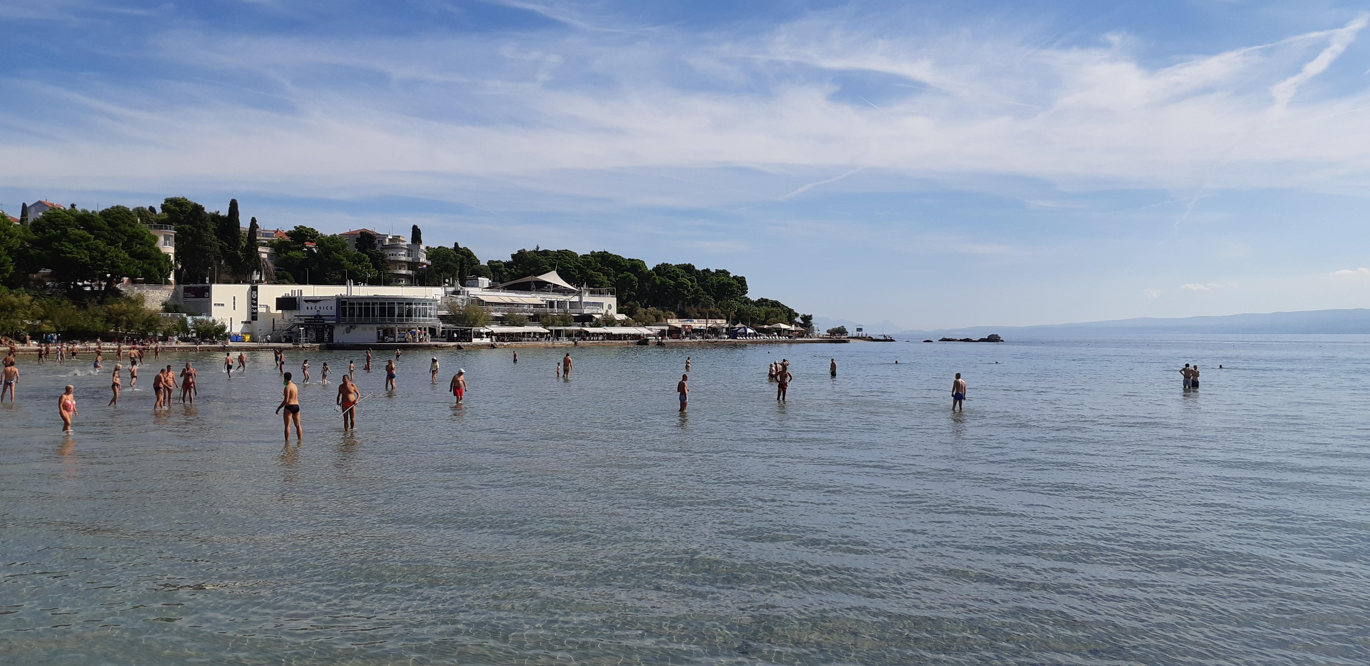 Stranden 12 min fra hotellet... Mørk sandstrand, samt solsenge, mange restauranter at vælge imellem.