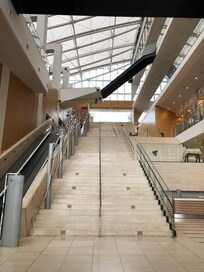 正面玄関入ってすぐの様子です。2階がフロントになります。