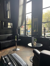Sitting area in front