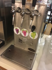 Vin på kran som smakar där efter.