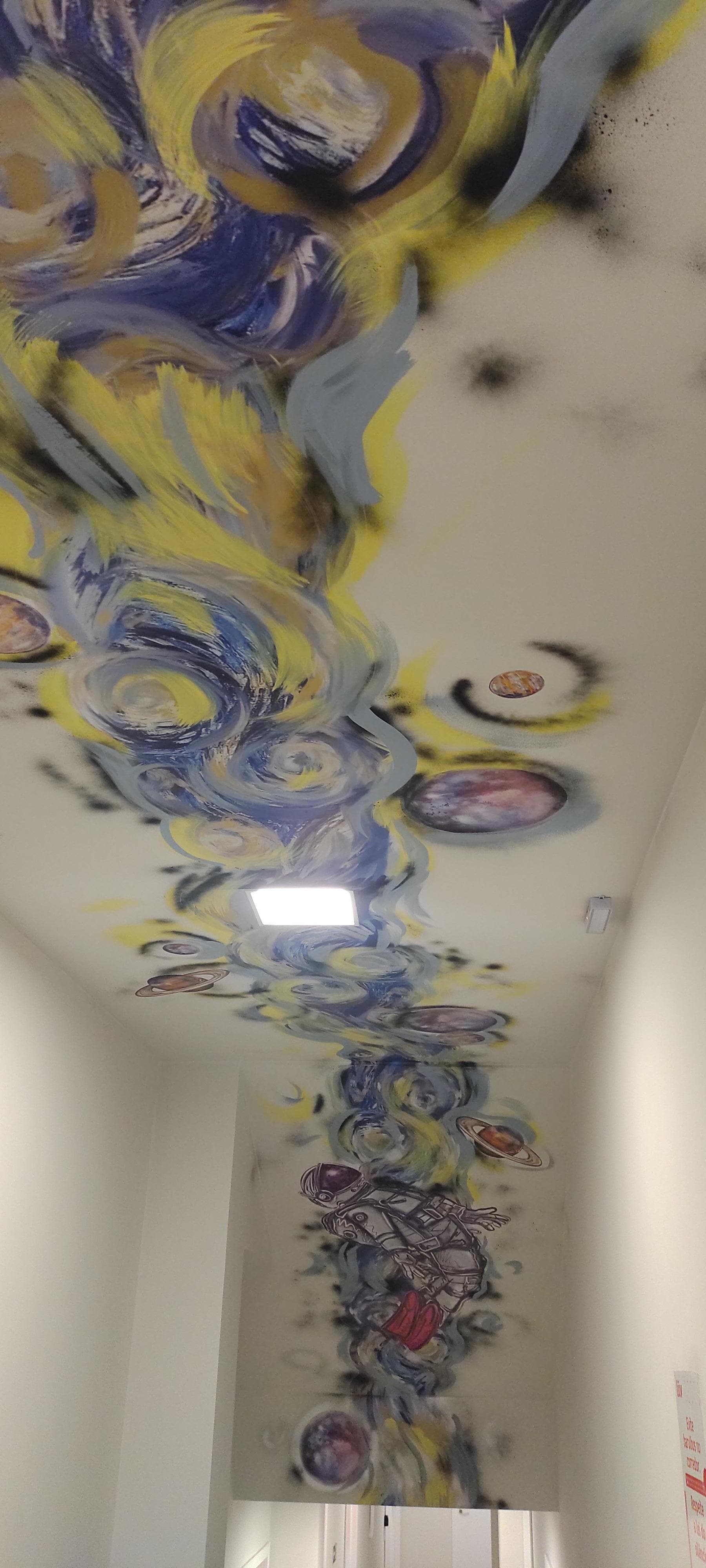 Artes no teto do hotel 