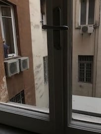 Tupakointi naapurihuoneissa. Savu kantautuu huoneeseen, vaikka ikkunaa pitää kiinni.