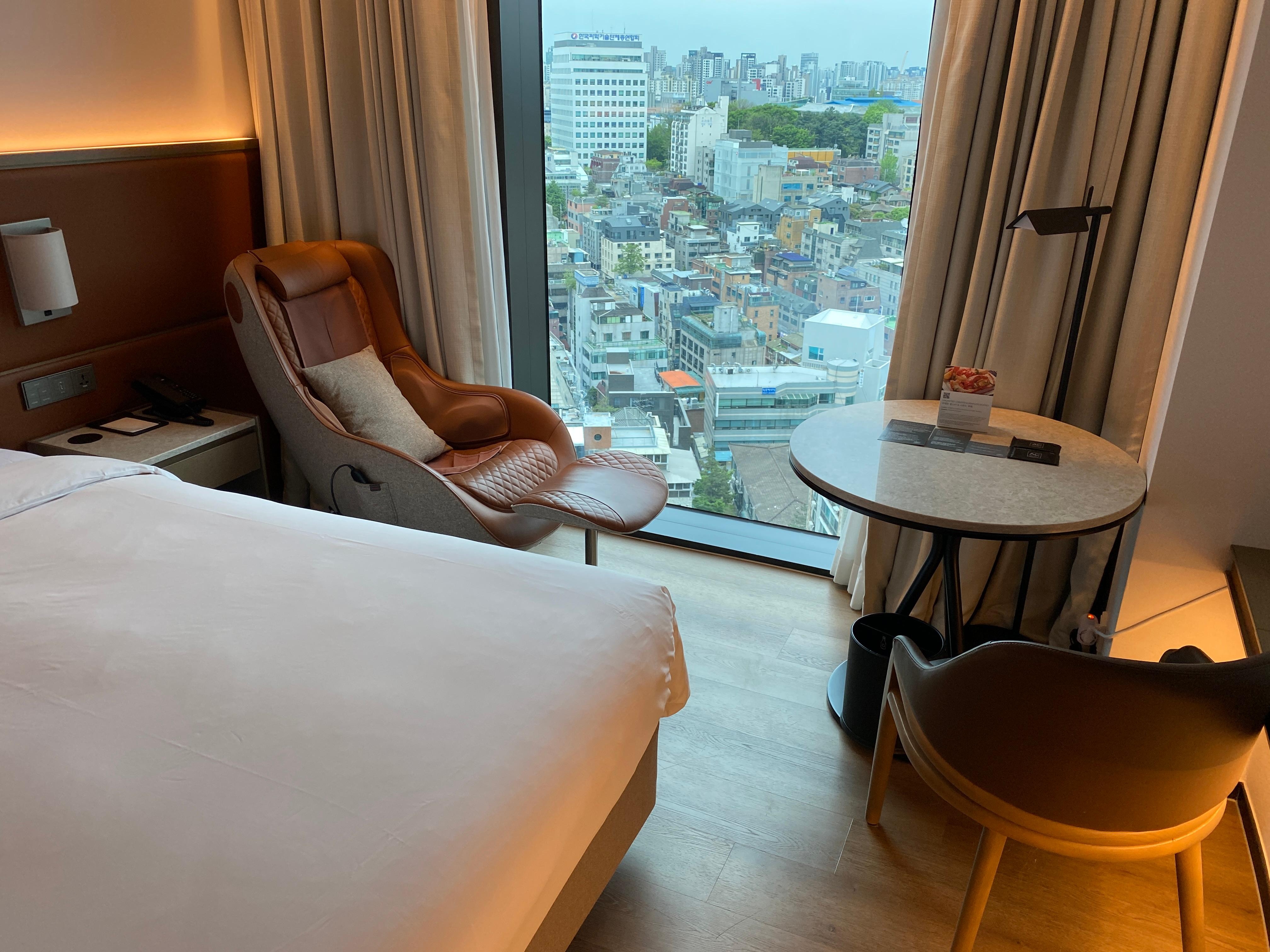 Skyline View 하기를 잘 했어요. 탁 트인 전망이 정말 좋아요. 라운지 의자가 편해서 앉으면 쉽게 잠들 수 있는 것도 좋구요.
