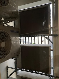 Ens balkon pakket helt til i aircondition umuligt at bruge pga varme fra den